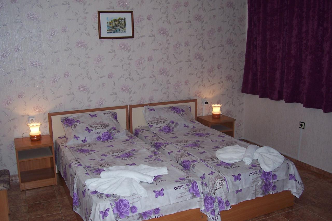 Nelly Guest House Ravda Exterior foto